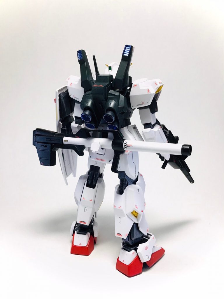 唯一手を加えたのは背中のバーニアが二つで一パーツなのでそれを切断・整形して一つ一つ動くようになってます。まぁこれだと分からないんですが……