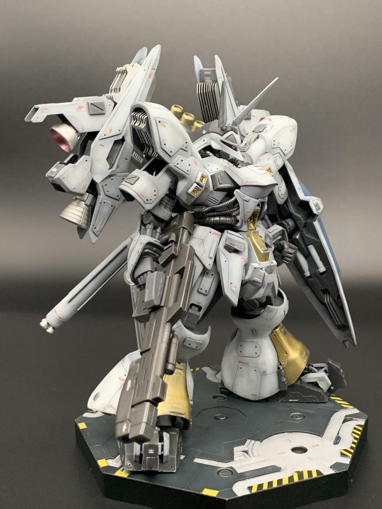 武装はビームショットライフルII、シールド、ビームサーベル×3、ファンネル×6、メガ粒子砲