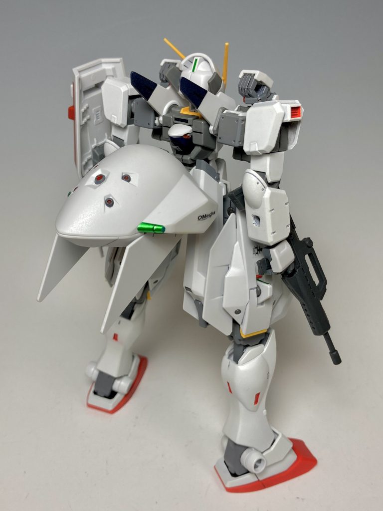 リアビューです。脚の接続部がそのままだとポリキャップが丸見えなので、プラ板で蓋をしています。