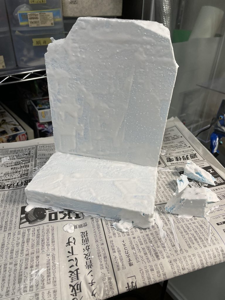 下地剤（普段はジェッソですが今回は壁補修剤）を塗って、