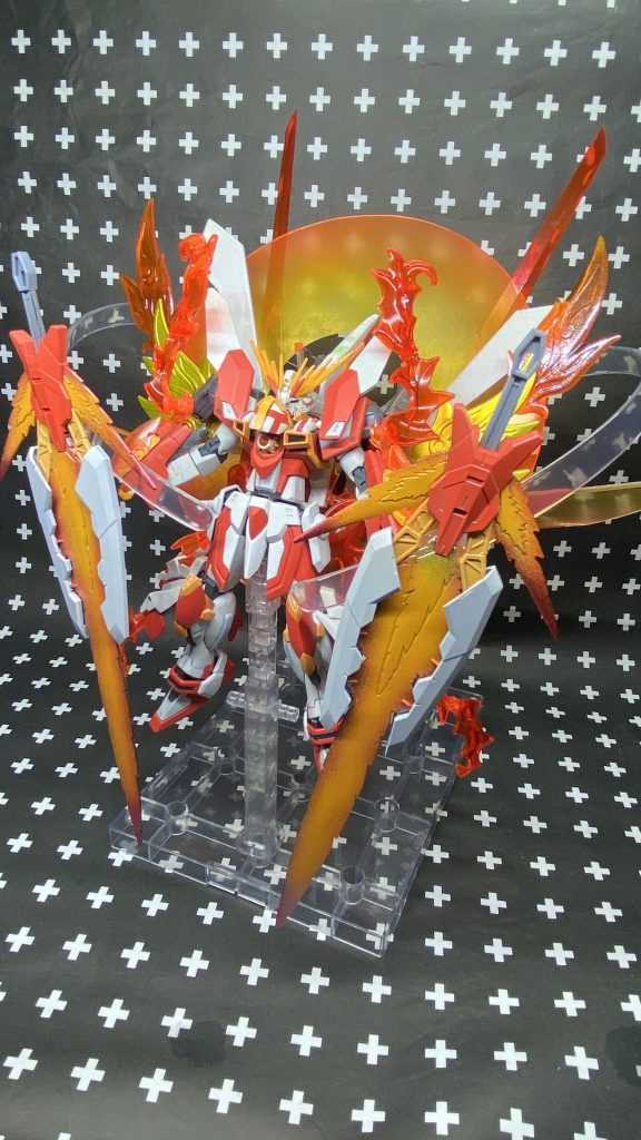 この状態だとトライスラッシュブレイドはファンネル機能を発揮して相手に飛び付いてクローで挟んだりマントで守ったりソードで斬りつけたりとやり放題モードになります。