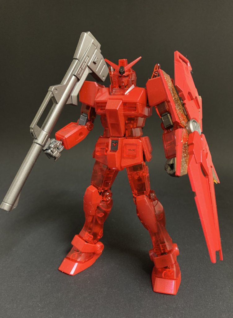 エントリーグレードの優秀なパーツ分割を活かして部分的にメタリックレッドに塗りつぶしました。遠目から見ると赤一色ですが、メタリックの部分とクリアの部分で各部のディテールがわかりやすくなった、かな？ライトパッケージしか発売していない現在、1番のレアアイテムはライフルとシールドでは？と思いビビって武器には手をつけませんでした。ジャンクから引っ張ってきたたぶんMk-Ⅱのバズーカとユニコーンのシールド(バンシィの余剰だったかな？)を持たせました。ユニコーンのシールドもクリアパーツ使われてるんで良い組み合わせだと思ってます。