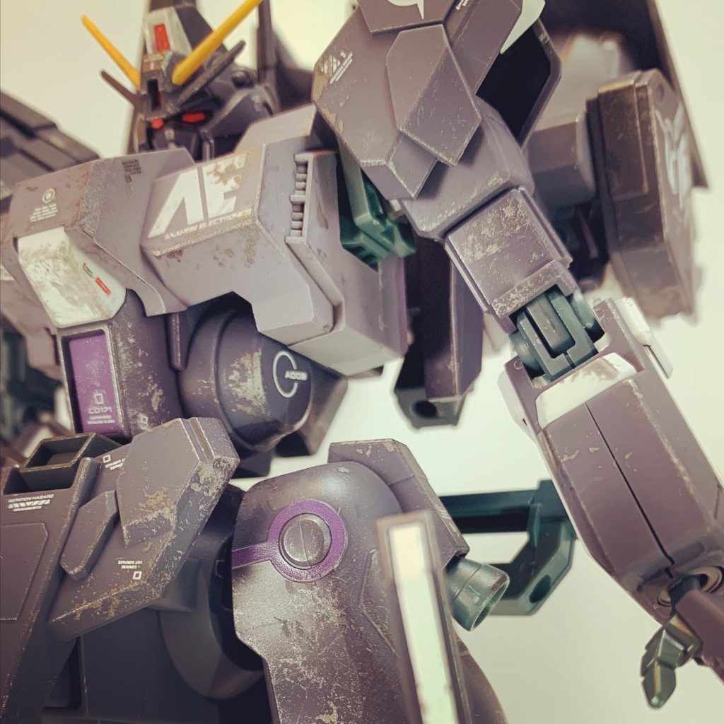 至近距離で。とにかく汚して隠せ。的な。