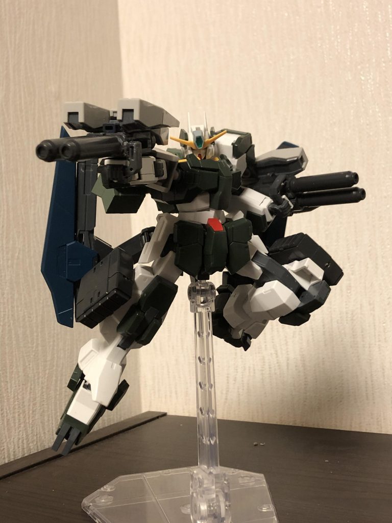 主武装のGNシールドライフル
二連GNビームライフルとGNシールドビットを合わせた複合兵装で連射性、射程が高いが威力は割と劣るので連射して敵を撃破するスタンスの兵装。GNシールドビットはケルディムのと同性能。近距離に対応する為にGNビームサーベルも内蔵されている。