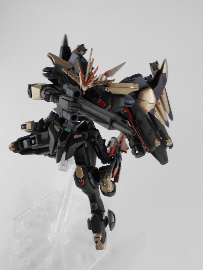 ビームライフル改・「アディフォ」。フェイクニューガンダムのビームライフルにハードポイント兼エネルギーパックを追加しました。不使用時にはサイドポイントにつけることができます。「アディフォ」はギリシャ語で「異星」のアナグラムです。