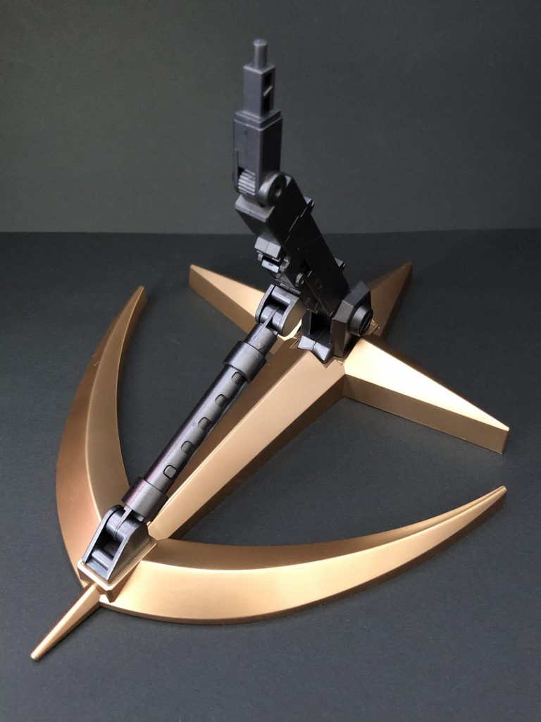 セットで貰えた連邦軍バージョンのアクションベース1。こちらもレッドゴールドで塗装しています。支柱の部分はガンメタです。