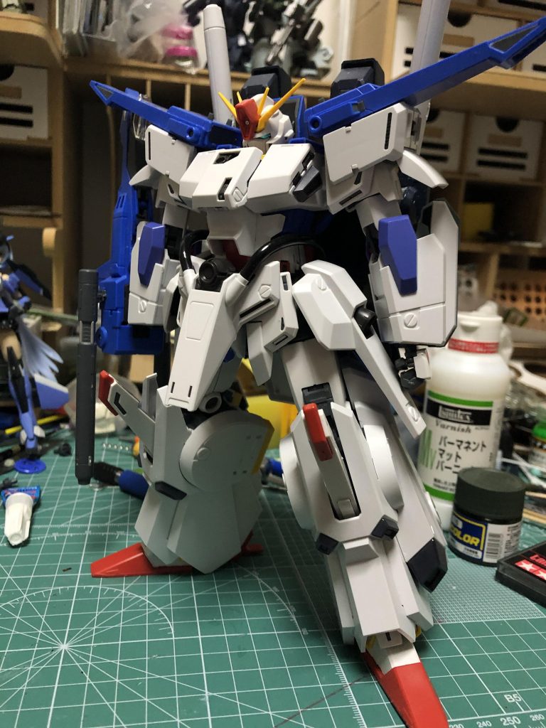 元々の胸アーマー固定方法のせいで肩幅が広がりがちになってしまうので胸アーマーと肩の接続部分を削り落としました。ここから基本机はごちゃついてますが気にしないでください。