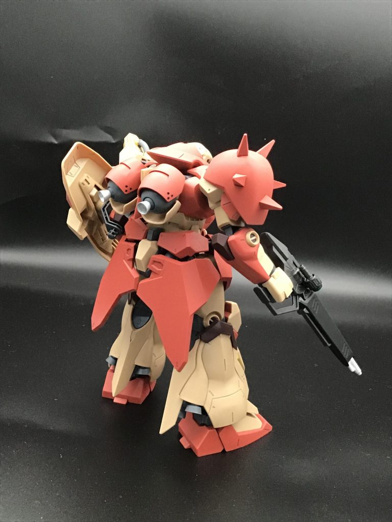 正面と後ろから。MSの大型化が進んだ時代の機体だけあってデカいです！