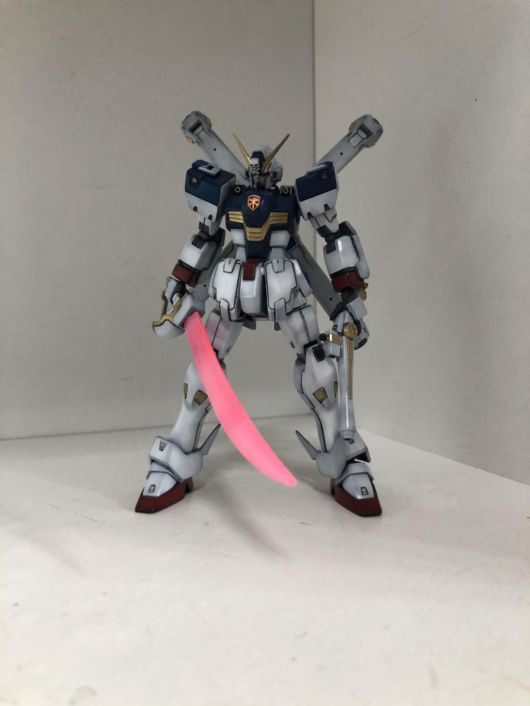 武器類の三ミリジョイントを切り飛ばして穴をポリパテで埋めたくらいで特に改造等もしていなく、基本工作と塗装くらいしかしていないですね。あと個人的にはザンバスターよりバスターガンとビームザンバーで分割してるほうが好きなのでザンバスター用の手首とか塗ってないです