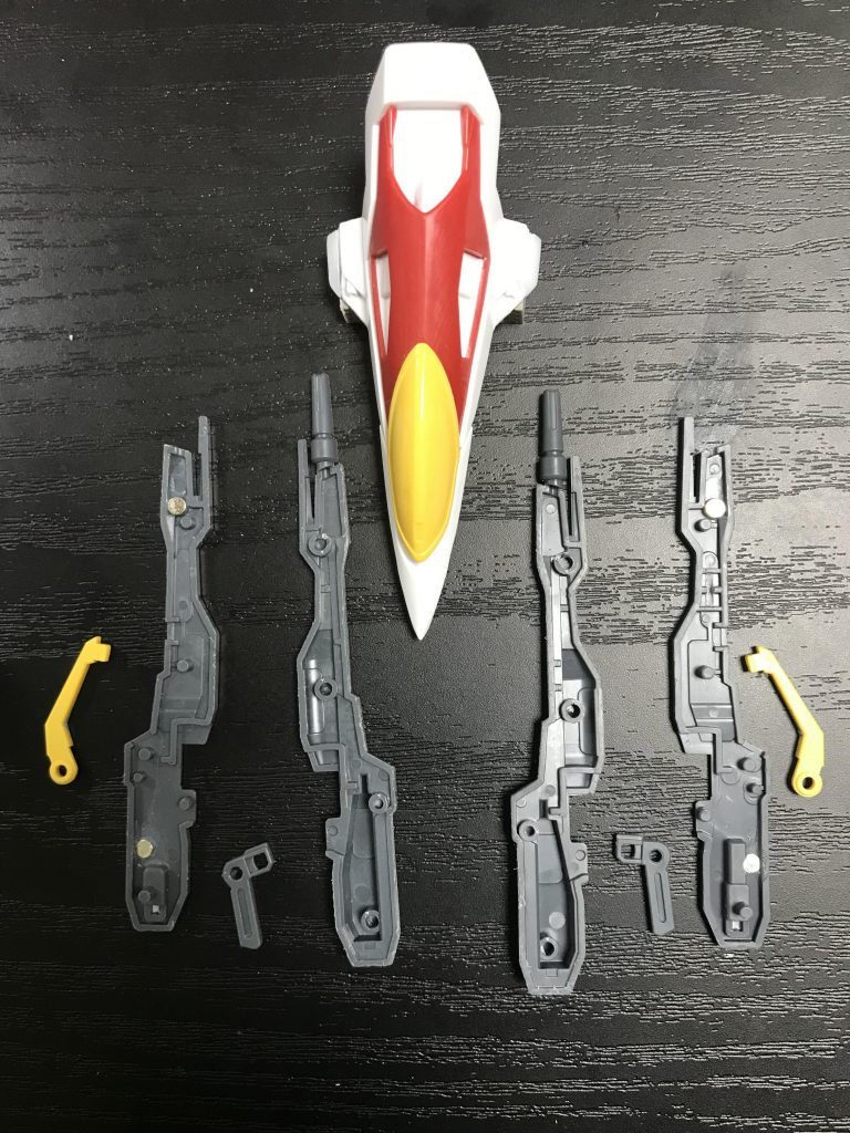 頭部は後ハメ加工とアンテナのフラッグカットとシャープ化。ボディはプラ板で延長とディテールアップ。肩部はフミナのネコのワッペンを自作。腕部は追加武装用に加工。腰部は裏打ちとスジボリ追加とディテールアップ。太腿は１ミリプラ板で延長。脹脛付近は裏打ちとアンクルガードのシャープ化。足は肉抜き埋め。ウイング部は一部裏打ち。ツインバスターライフルとシールドにネオジム磁石の埋め込みで着脱可能に。ライフルの一部をカットし合わせ目を段落ちモールド化。