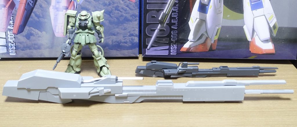 スクラッチしたハイパーメガランチャー、奥がMGのザクは1/144のF2ザク、めっちゃ大きいです(完成品はここからバレル部を太くしています)
