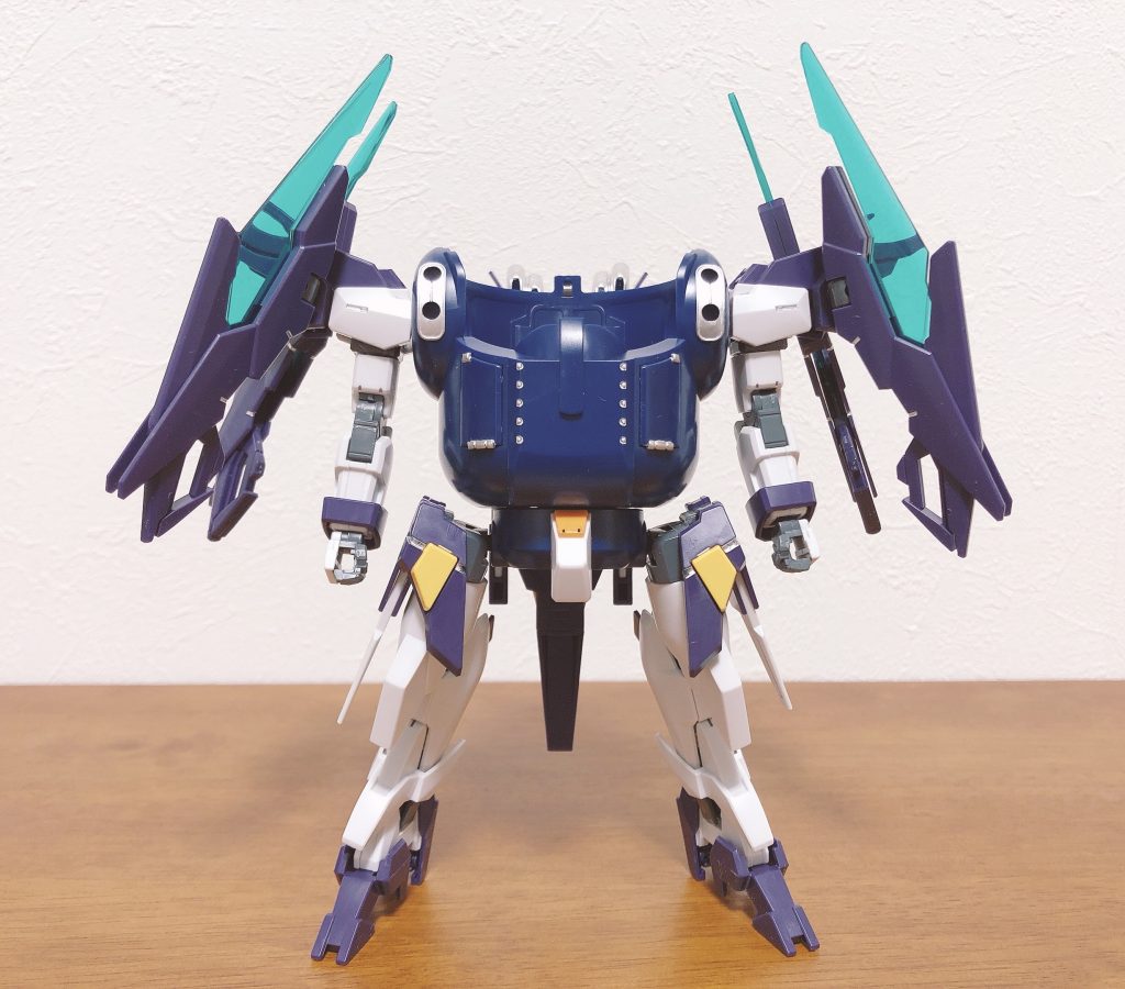 正面モビルハロをベースにAGEⅡマグナムの腕脚を装着しています。