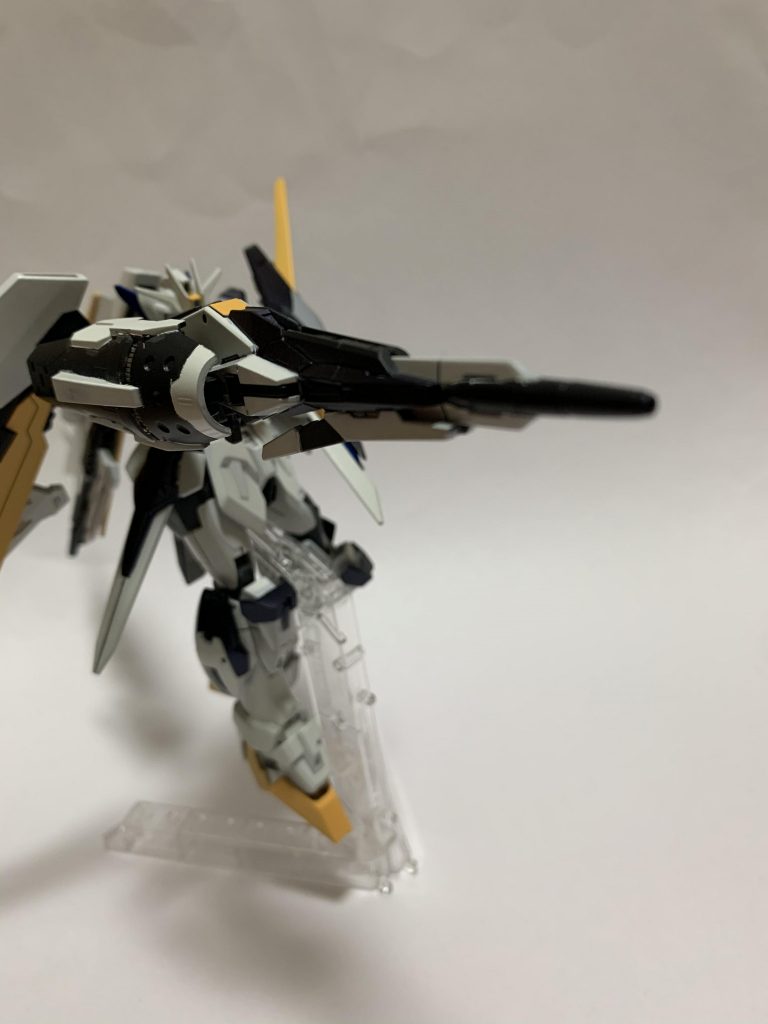 シュリンクバスターライフル これは端的に言えばツインバスターライフルの強化版です。ツインバスターライフルは2つのバスターライフルを運用しなければなりませんでしたが、これは1つにまとめ、さらには攻撃威力や範囲の調整、スナイパーライフルとしても使えます。最大出力時にはツインバスターライフルの2倍以上の出力で片手では耐えられません。そのためシールドのカバー部に接続穴を設け、そこでグリップを保持し、ライフルの右側にあるシールドに装備されてるスラスターをもちいることで初めて最大出力で発射できます。 (下の画像)