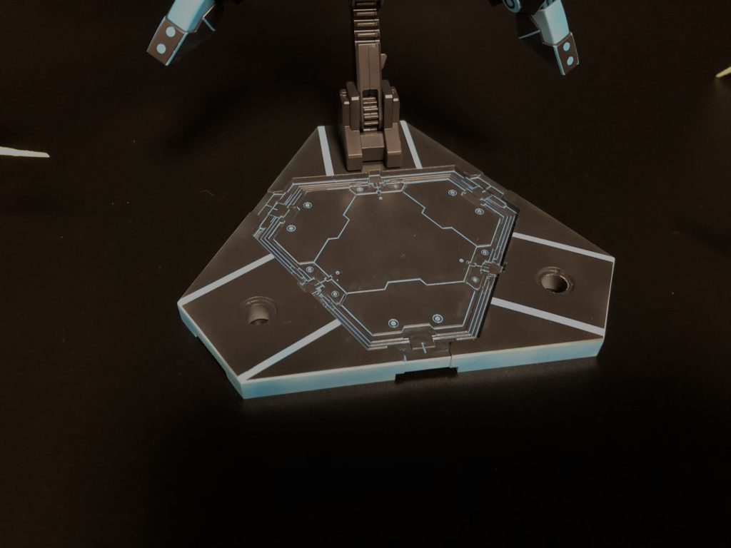 台座簡単に作ったライン。特にこだわりはないです。以降は適当に何枚か。家にブラックライトが置いてなかったので、画像の編集で暗闇の中で光っているように加工しました。