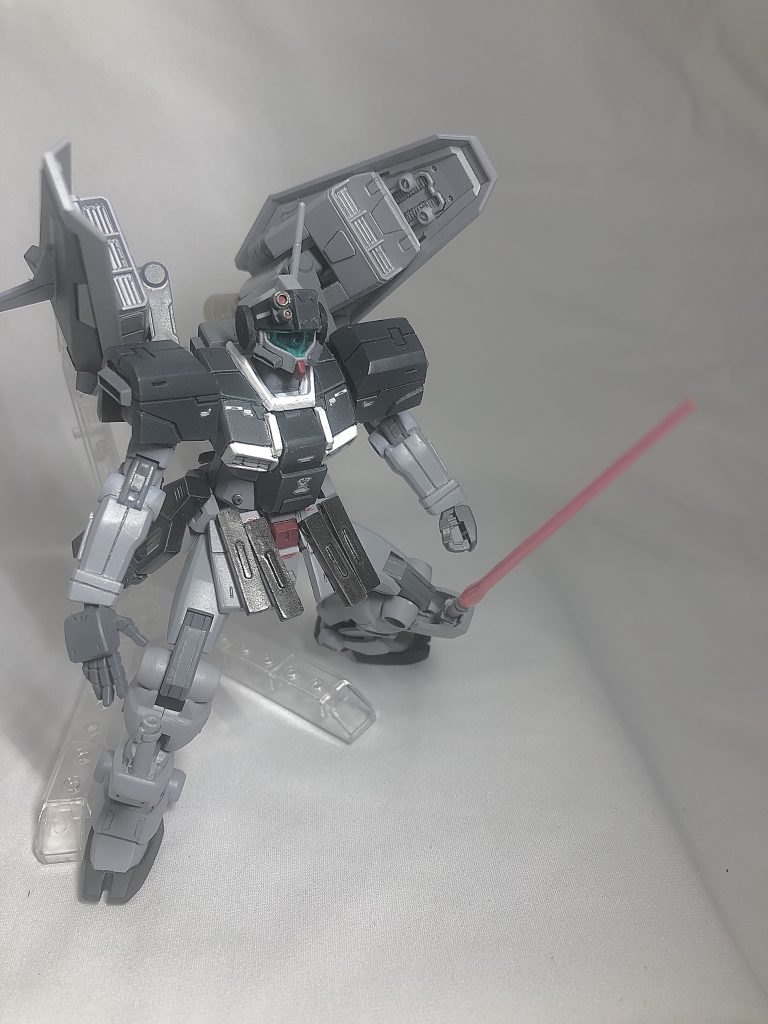 ギミックの2つ目、膝アーマー裏に短めのビームサーベルを内蔵しました。格闘戦時に使用します。通常のビームサーベルはランドセルから腰アーマー裏に移しました。