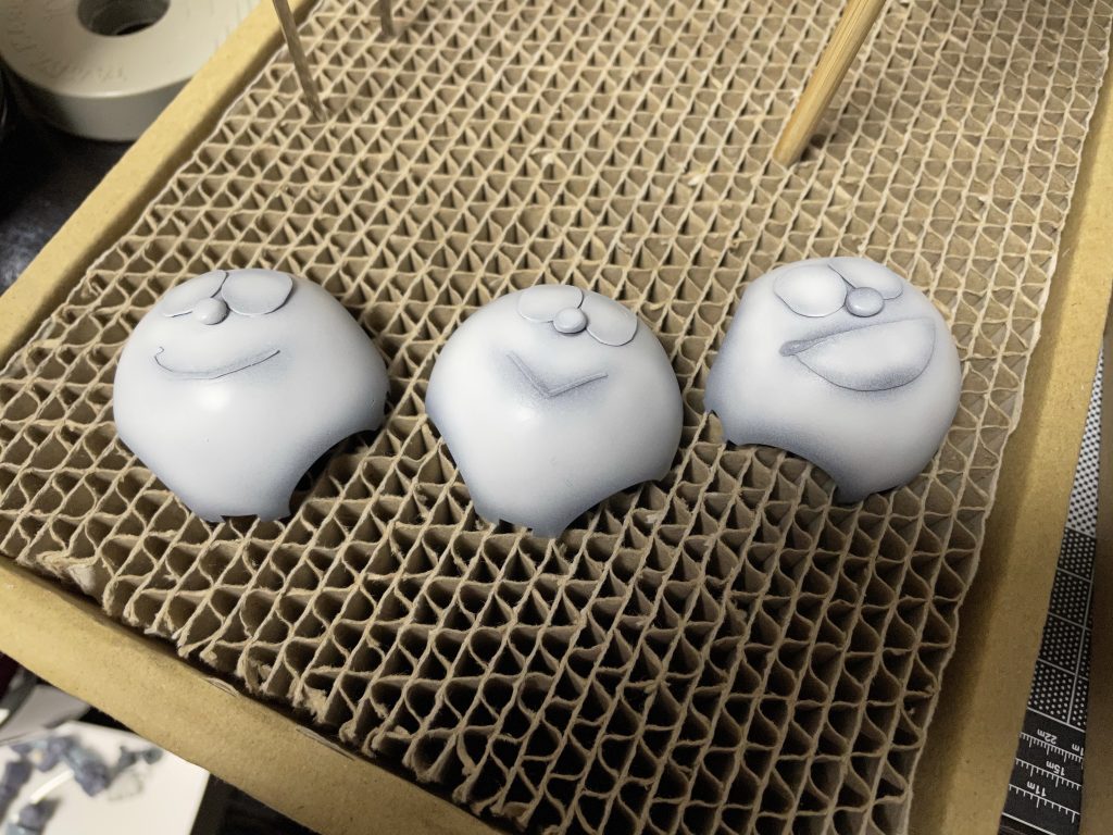 デスマスク三兄弟。全てメカサフスーパーヘビィから立ち上げてます。上色との中間にホワイト挟んでます。元々の淡く明るい色が黒くくすまないようにするため。正直言って、切ったり削ったり埋めたりすればもっと寄せることもできましたが。ベースあっての改造、それを強調するためにグラデ塗装を選択してます。