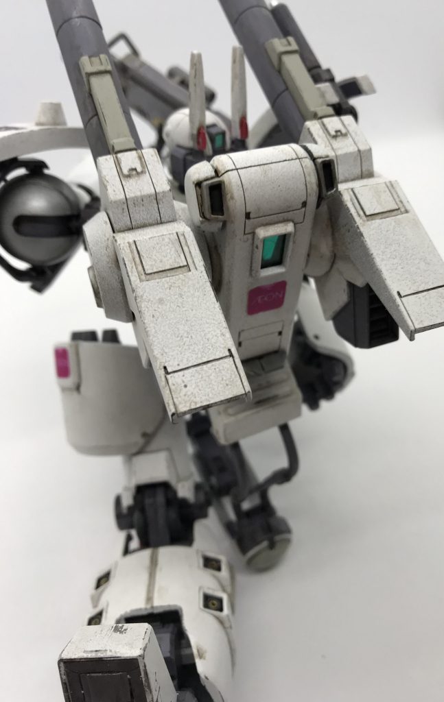 バックパックは上部にスラスター追加して、中に電源、外側にディテールな感じにしたスイッチを付けてます。