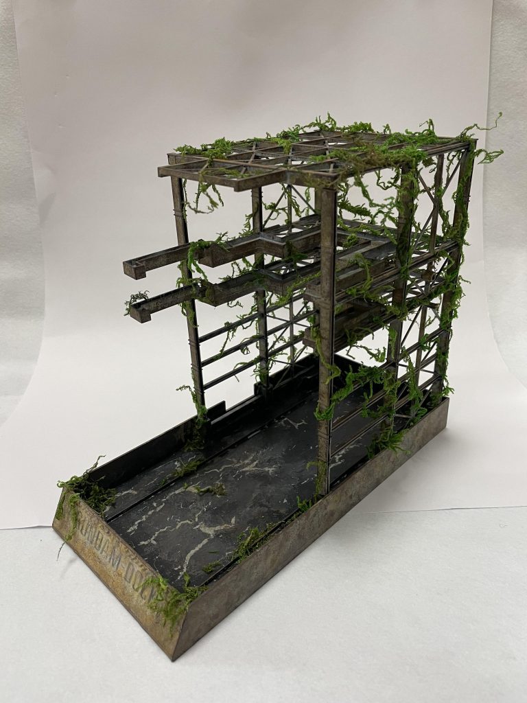 ガンダムドックの全体像です。正面の文字が入っている部分はとくに見てほしいところで、これはシールの上からウェザリングをほどこして経年劣化感とサビをうまく出せたと思っています。グリーンモスのモシャモシャ感はもっとあってもよかったかなと思いつつ、せっかくつけたサビ感を隠しすぎない程度に抑えています。また、参考として浦賀ドックの写真を見ながらサビの感じを出してみました。 