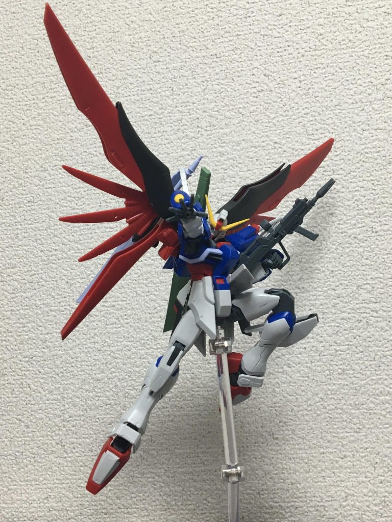 可動域に関しても最近よく見かける可動ではなく、デスティニー専用(？)の新規パーツでめっちゃ動く。肩を真正面に引き出せるぐらい動くので、派手なポージングができます。特にお気に入ったのは、ライフル両手撃ちがめっちゃ綺麗に出来ることですね。地味ですが普通のキットなら両手をこんな真っ直ぐ伸ばしてライフル持てませんからね。デスティニーで両手撃ちはあまり印象ないですが、この可動を活かして自分好みのデスティニーを組むのも面白そうですね。