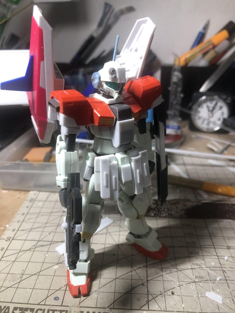 白い部分の大半はプラ板スクラッチです。頭はジムコマンド風なバイザーをつけました。