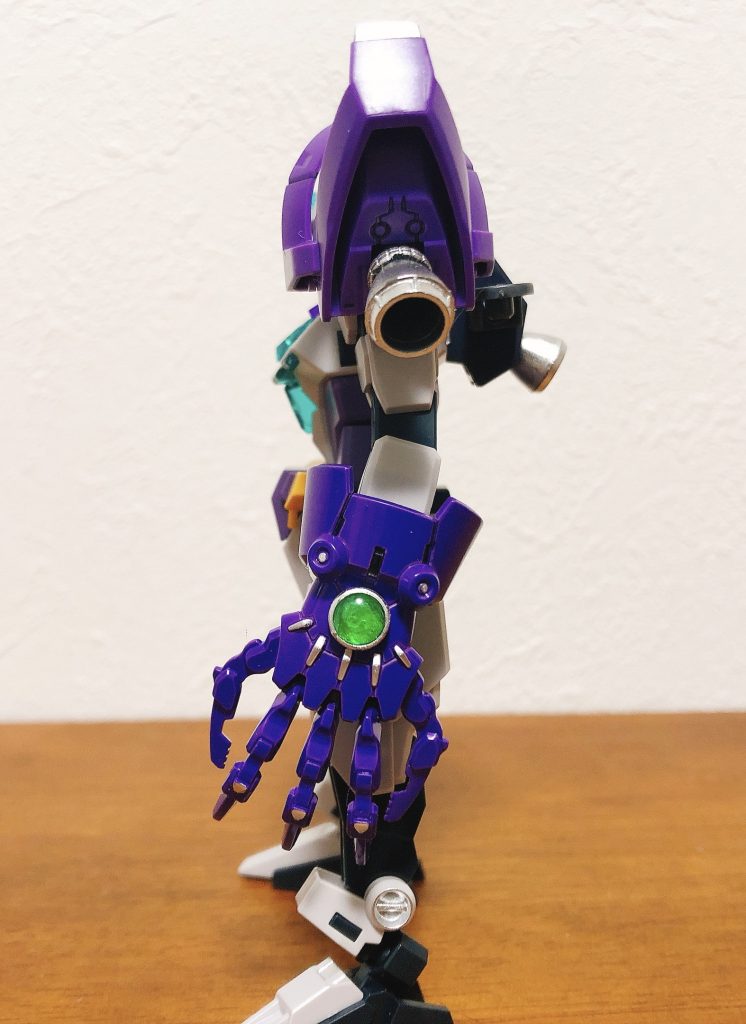 この形態の特徴は、なんと言ってもこの左腕！！アシンメトリーで大きい片腕…厨二心をくすぐりますw 