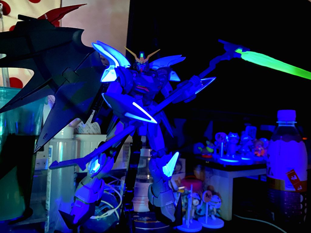 ブラックライトで反応するように一部蛍光塗料を使用しました