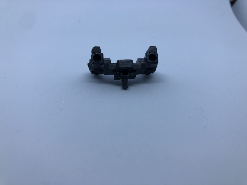 アストレイのフライトユニットとの連結パーツは何かのカスタマイズキットのパーツにジャンクパーツやプラ板を張り合わせファントムグレーで塗装。 