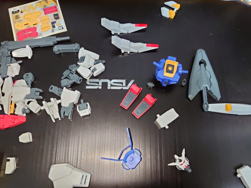 制作中の写真です。今回は部分塗装仕上げなので、トライエイジガンダムの足りない腰周りの黄色や脚部の赤、胸部のグレー等を筆塗りで塗装しています。脚部の赤はクレオスのモンザレッドで塗装。