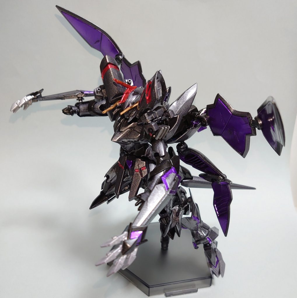 変形ギミックはロードアストレイダブルリベイクの物を使っていて、手足を煌ギラーガに移植することで変形ギミックを使えるようにしました。今回はダブルリベイクが本当にMVPで、頭部の造形がソーディアス・ドラグーンに近いだけでなく甲冑と生物的な意匠もあり、変形機能まで付与させてくれる完璧なキットでした・・