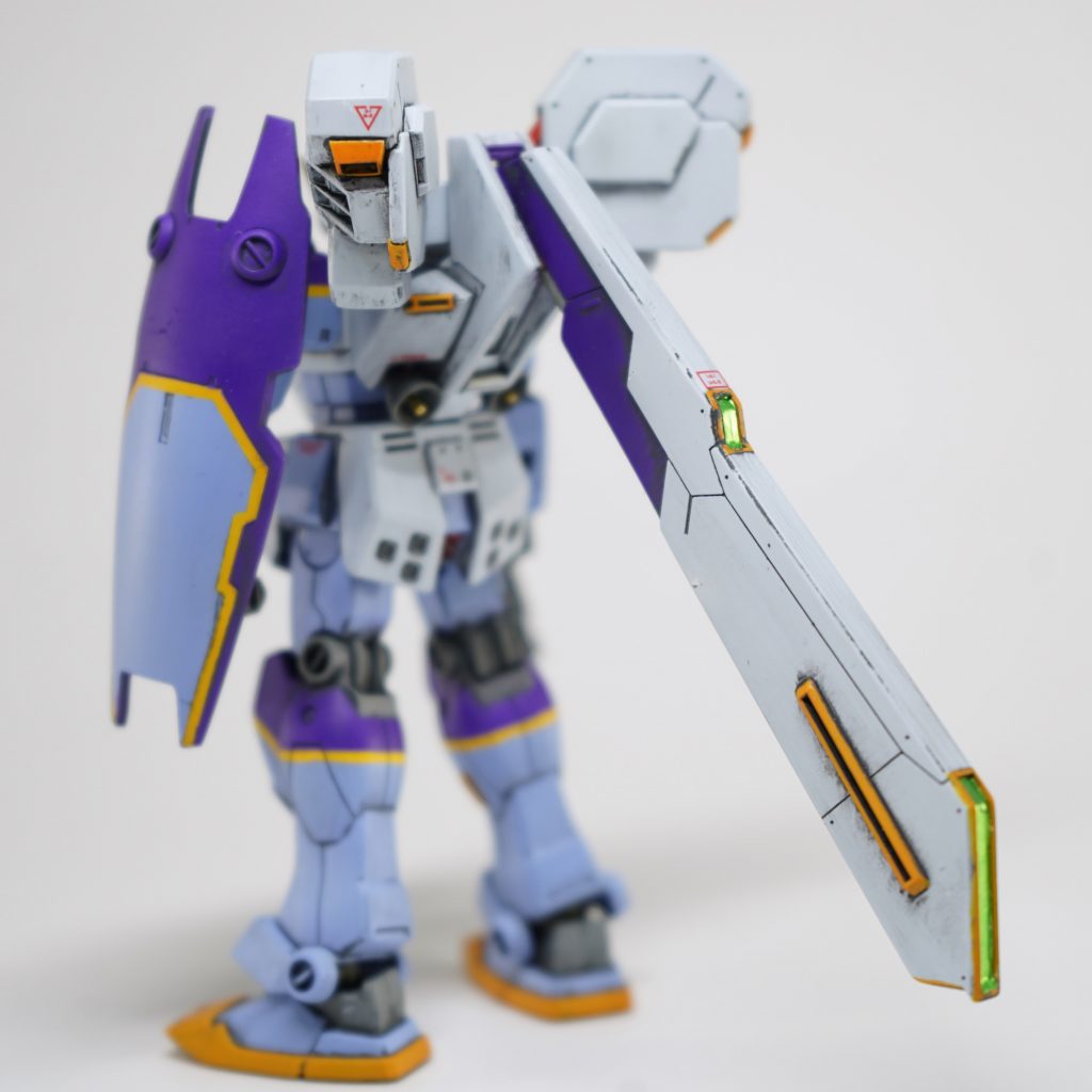 頭頂部、脛、バックパックの緑の部分は、発光しているような印象だったので、100均の折り紙コーナーにある「カラーホイル」を切り取って貼り付けています。あと、バックパックのバーニアも市販のパーツを使い、中心に真鍮線を刺しています。