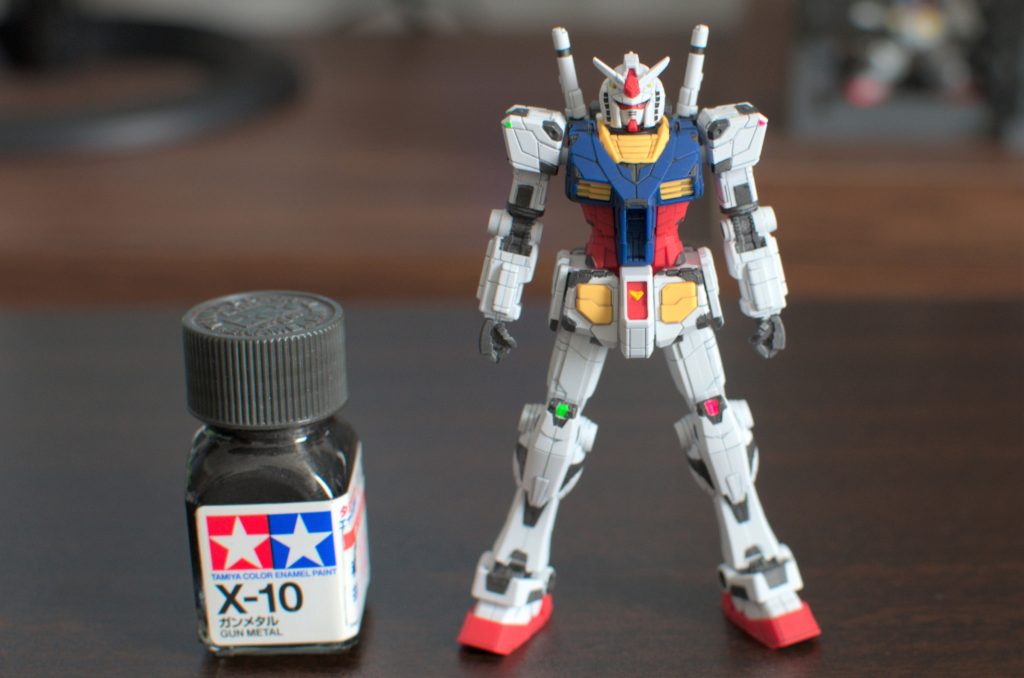 エナメル塗料の瓶と比較