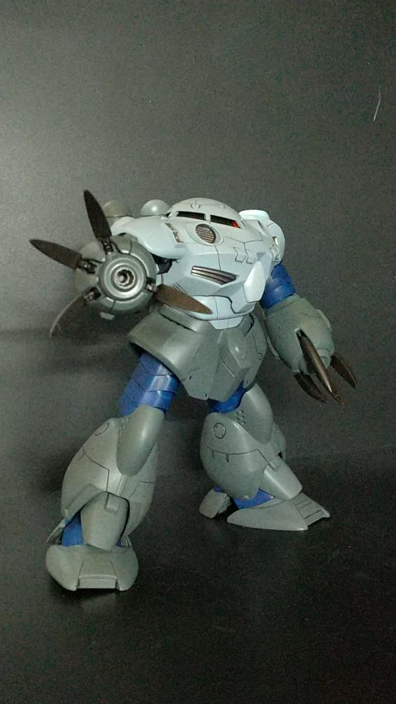 あとは、このポーズをするなら当然気になる爪の裏の肉抜き。ポリパテで埋めてついでに先端を鋭利に。（見えない部分だったら肉抜き埋め処理はまずしません）ここまでやったらデカールも・・いやここまでで止めておこうということで完成としました。