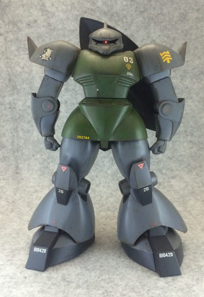 なぜドムの腕と脚に替えたのか…取り扱いやすいのと、ゲルググの脚は幅増しをしても細いので、無改造でも力強いドムのものを使用しました。頭部はそのままだと上から潰されたようになっているので、合わせ目で3ミリ短縮、その後接着し前後に切断。前後に2ミリ幅増しをしました。