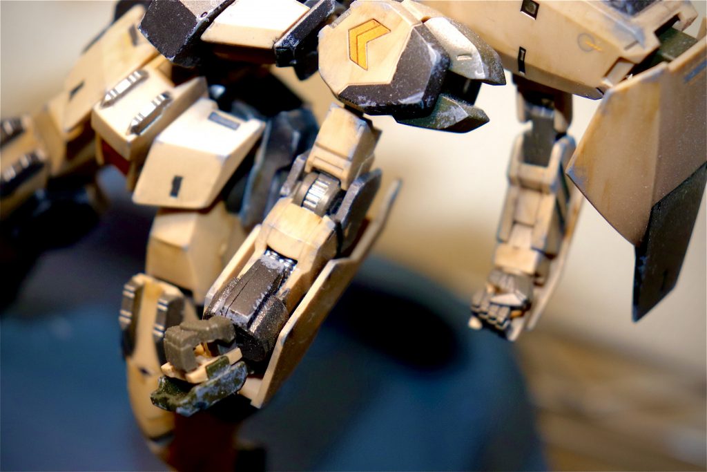 ウェザリングは、1.陰影付け2.チッピング3.ドライブラシ4.スス汚れや泥汚れの4つを行いました。使用したツールはそれぞれ、1.リアルタッチマーカーグレー2.3.アクリジョン グレー?今考えたら考えたら、塗装剥げを演出するならメタリックとか使った方が絶対よかった。まあこれも経験ですね。4.リアルタッチマーカーブラウン1を、つけて綿棒で引き伸ばし、という感じで。