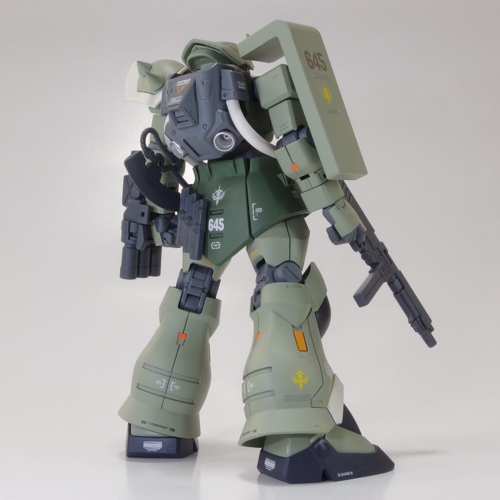 後ろからその２。右肩はザクシールドに。