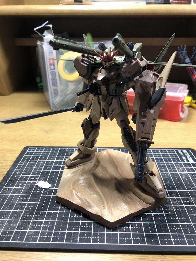 台座も今回は制作しました。30mmの砂漠地帯にサフ吹きからグラデーション塗装してウェザリングしました。素のままだと設置性が悪かったのでパテで足場を作り両面テープで固定しました。