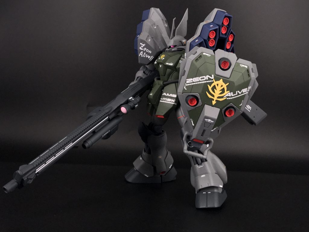 持つだけでかっこいい長物ライフルは良いですねぇ^_^右肩のジオンアライブ！！の文字はエナメル塗料で筆書きしました。最初はデカールで書いてたのですが納得がいかず、やはり元ネタのシュトゥッツァーっぽく手書きに直しました。