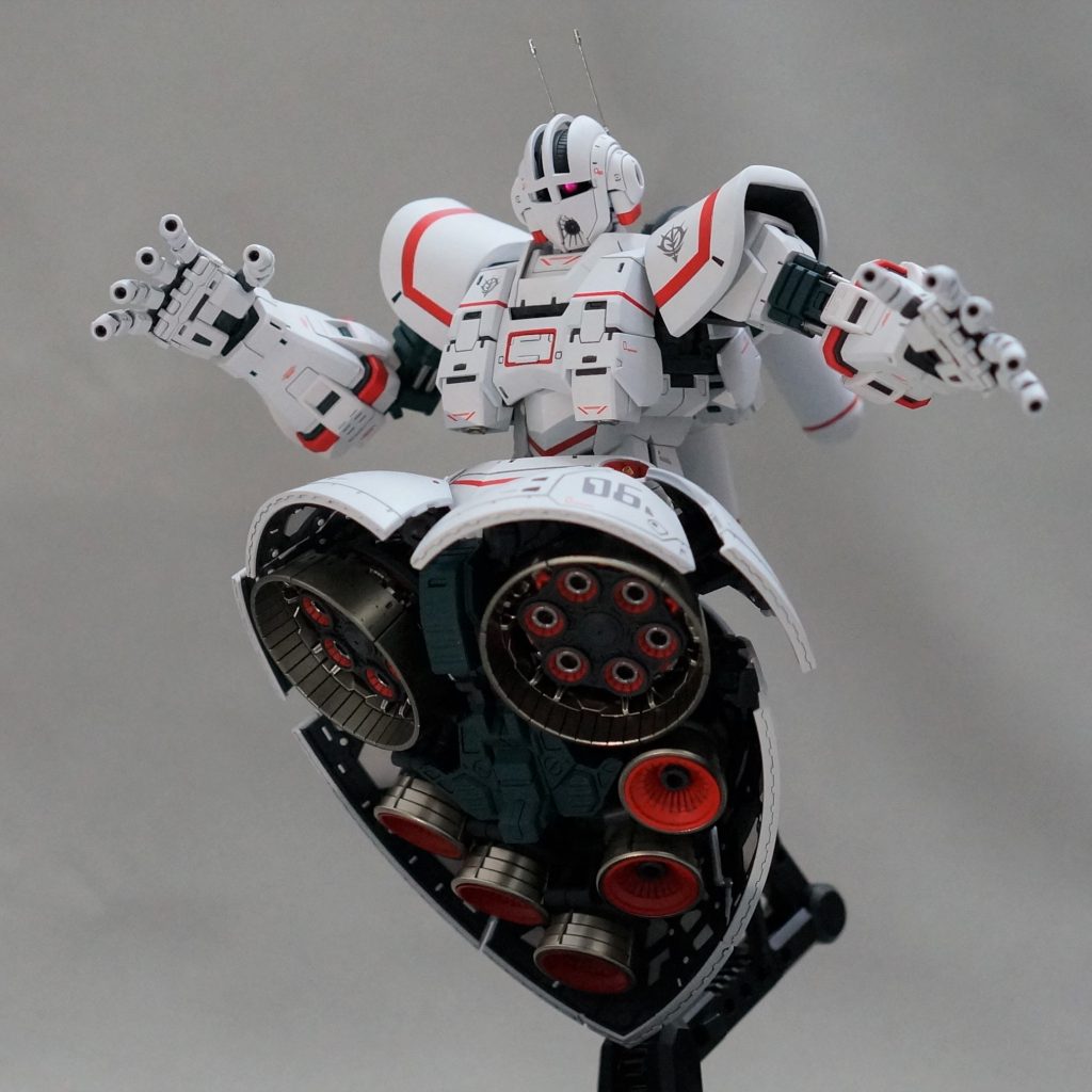 RGジオングは本当によく動くのでバーニアもしっかりアピールできるのも素敵です。