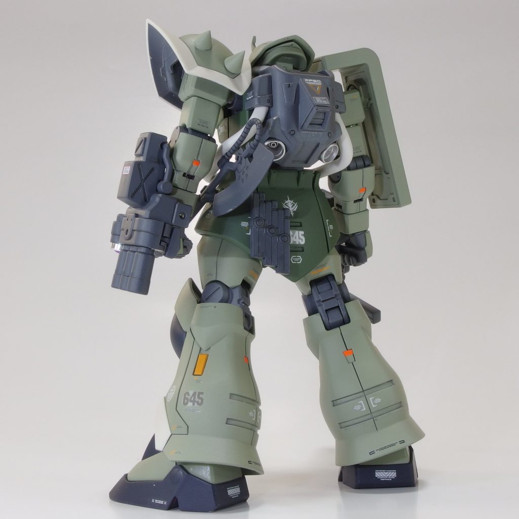 後ろから。おしりにマシンガンのマガジンを携行。