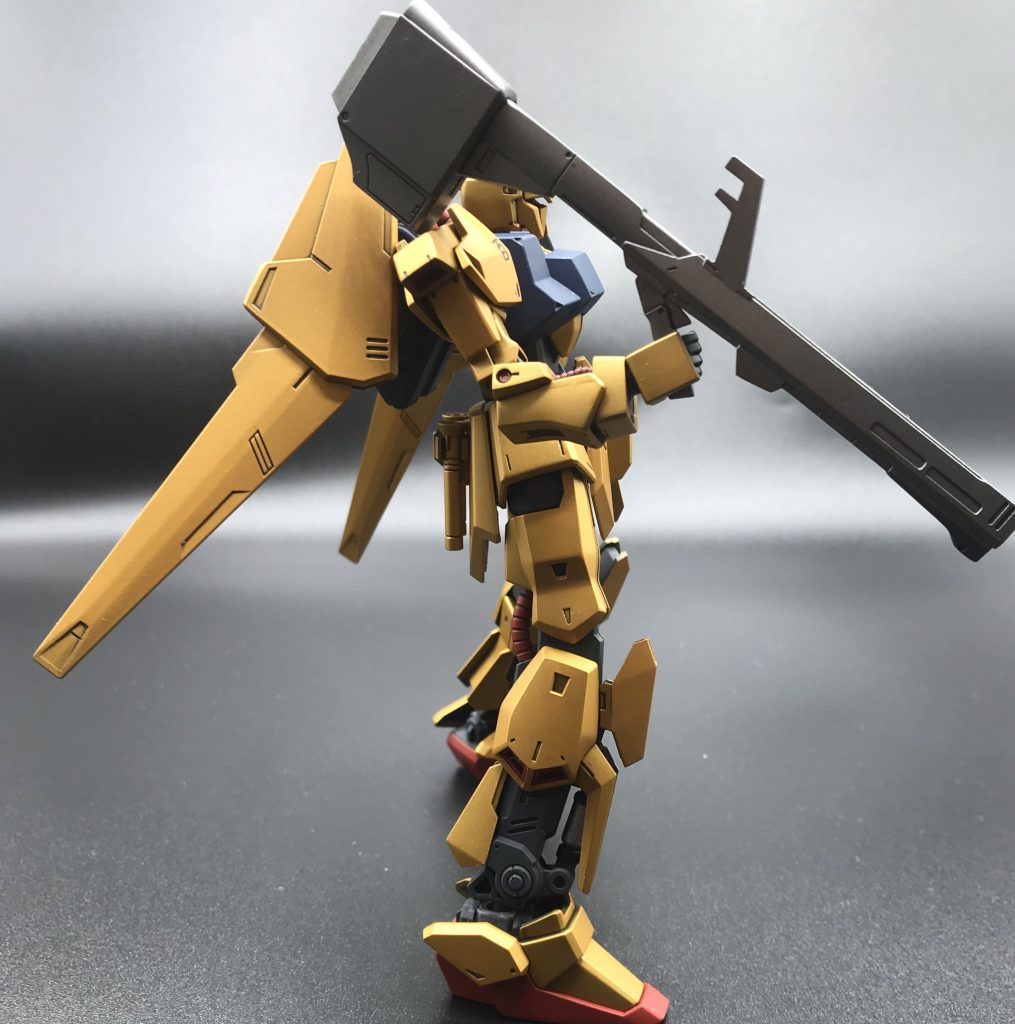 最後に塗装レシピ。【下地】関節以外:サーフェイサーEVO(G)→アルティメットブラック(G)関節:メカサフヘビィ(G)【塗装】金:ビィクトリーゴールド(G)青:インディブルー50%(C)+レッド20%(C)+ネイビーブルー30%(C)赤:モンザレッド(C)武器:ガンメタル60%(G)+フレームメタリック2 40%(G)センサー部:メタリックグリーン(水性ホビー)部分塗装:ブラック(T)、チタンシルバー(T)