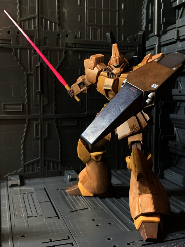 ビームサーベル本来は黄色の刀身だが、近代化改修により、ピンク色の刀身に変わっており、出力も向上している。