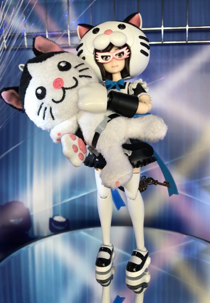 抱いているぬいぐるみは、プライズのニャジロウです。