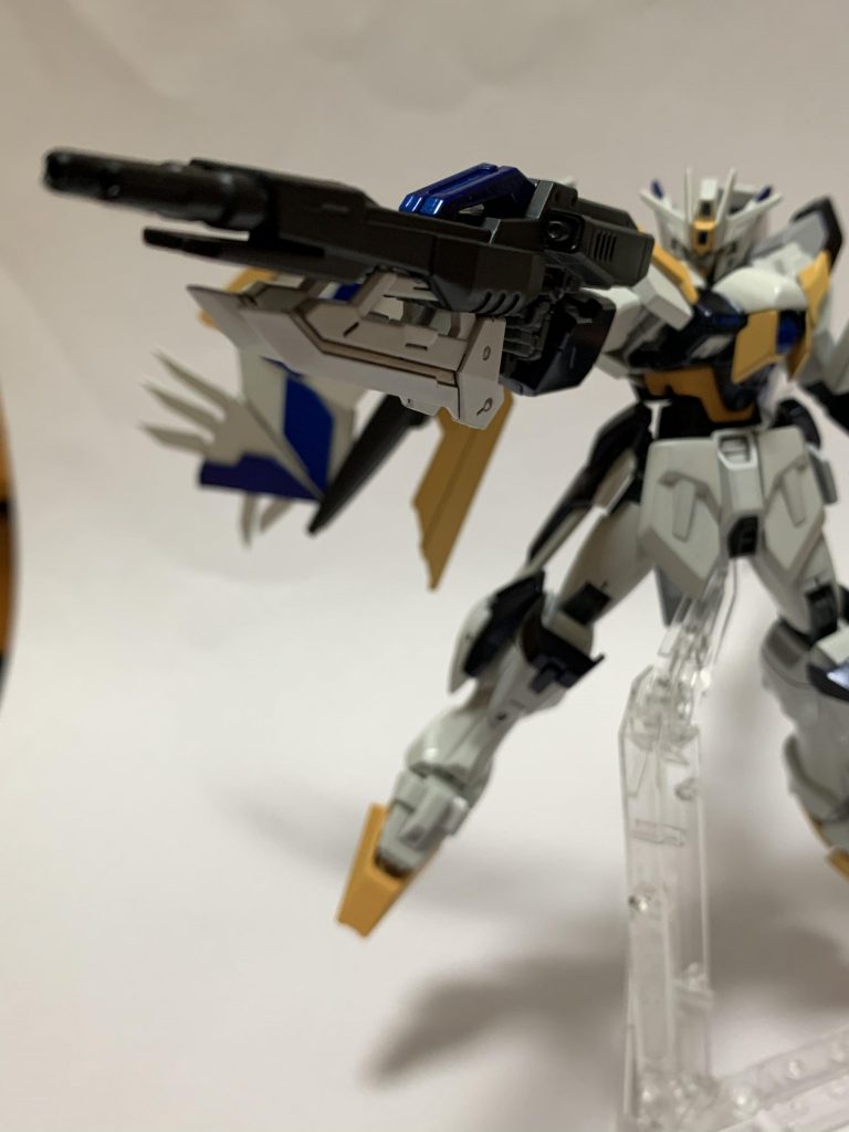 ツインバスターライフルカスタム当初はツインバスターライフルを主兵装にする予定だったのですが急にシュリンクバスターライフルの設定を思いつきまして、ですがツインバスターライフルが大好きなので非使用時はウイング部に接続して装備させることにしました。下部に取り付けられたカレトヴルッフの刃は、近距離戦に対応すべく装備させました。