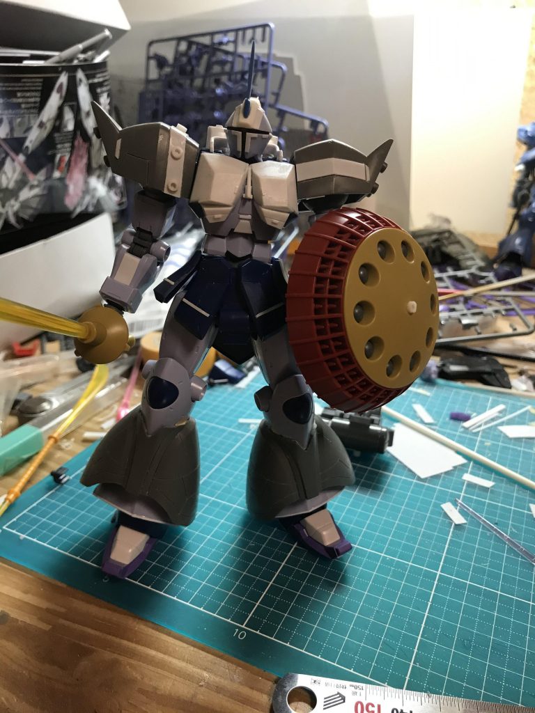塗装前。
　胸部アーマーは厚みが足りないと思い、プラ板で延長し、頭はギャンそのままだとカッコ悪いのでプラ板で加工しました。また、肩アーマーにヒートダートをつけるため、プラ棒でジョイントを作りました。