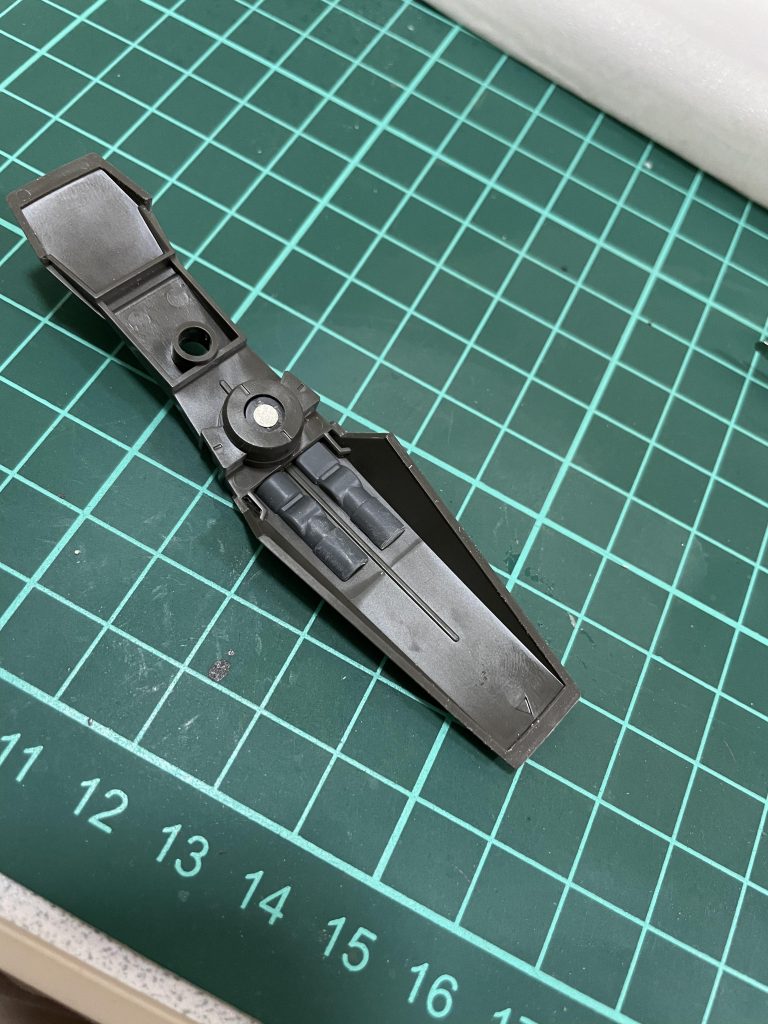 シールドはネオジム磁石取り付け。あと適当なジャンクパーツを。