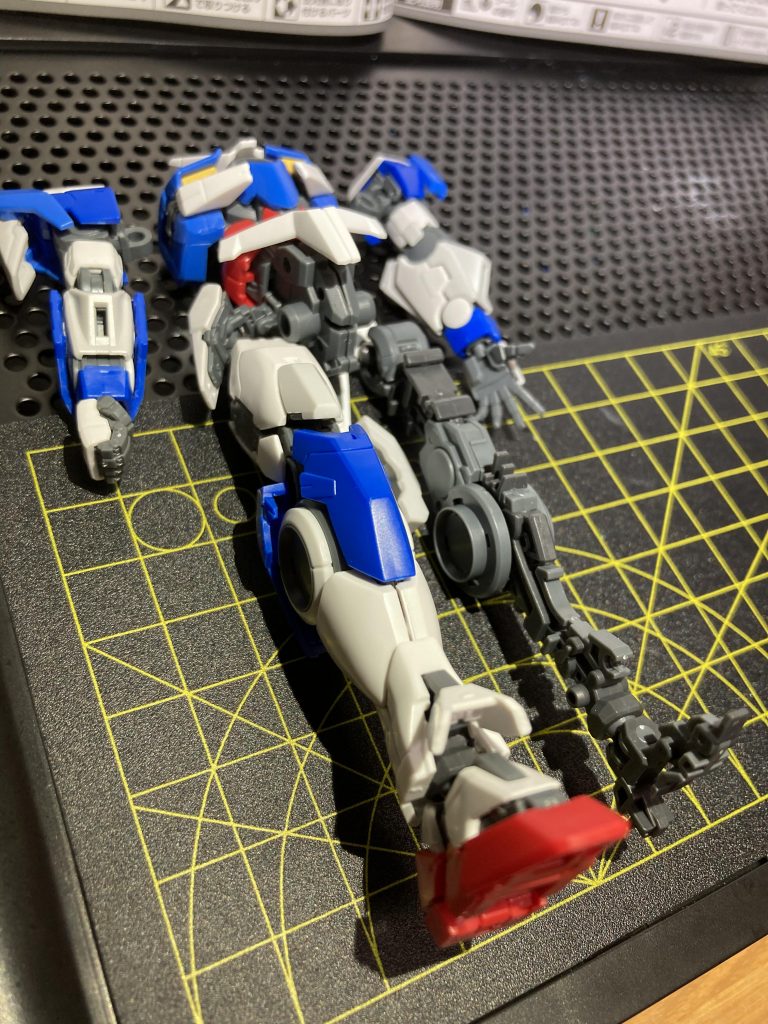 素組みの途中です！完成してから改めて見ると、最初とはだいぶ変わったなぁと思います。