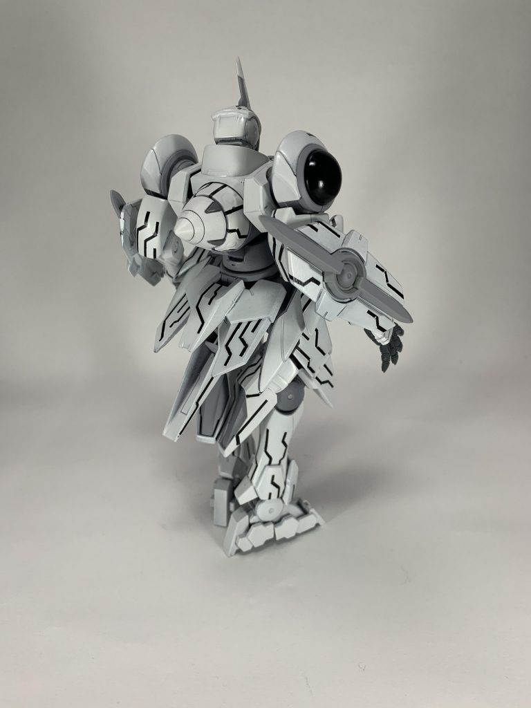 とりあえずマスキングのエッジがガタガタでクリア吹いてから水研ぎしようとしたんですが水性とラッカーどっちも使ってしまいうまくできる気がしなくてやり直そうと思いました。またベースが白なのに下地が黒でうまく隠蔽できてないのも失敗点です。塗料の濃度も薄かったみたいでマスキングの隙間に流れ込んでしまっていいとこなしでした(ToT)