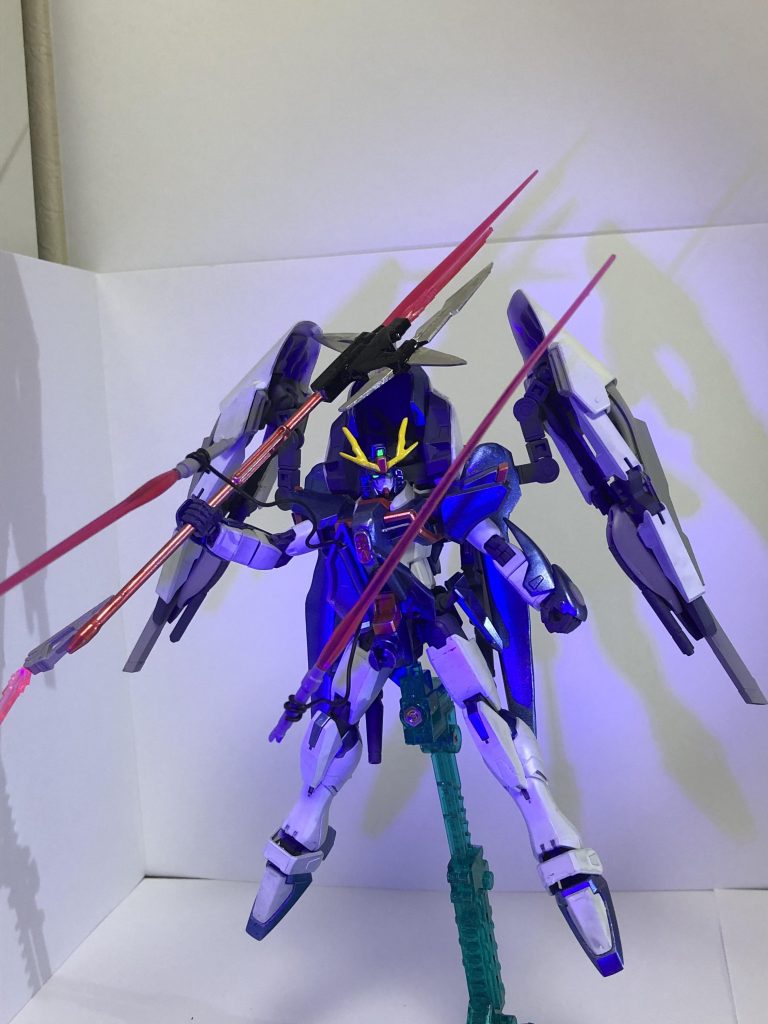 リアアーマーには遠隔操作可能なワイヤーがあり、サイドアーマーに収納してあるビームサーベル(設定)と繋げて攻撃可能です。　　隠し腕？こっちにもあるんだよー！！