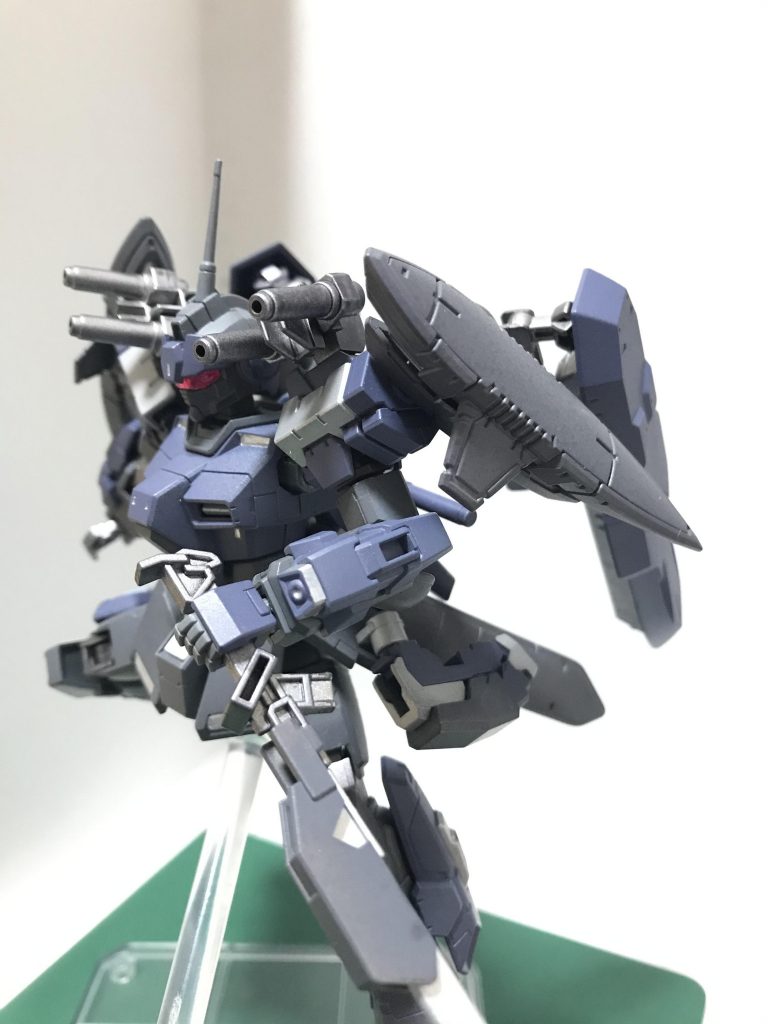 両肩には2種の武装を装備上部は閃光弾や煙幕弾、グレネード等多彩な砲弾を撃つことができる多目的装弾砲
側面にはレーダー探知を無効化するためのステルス兵装、探知妨害電磁波発生装置