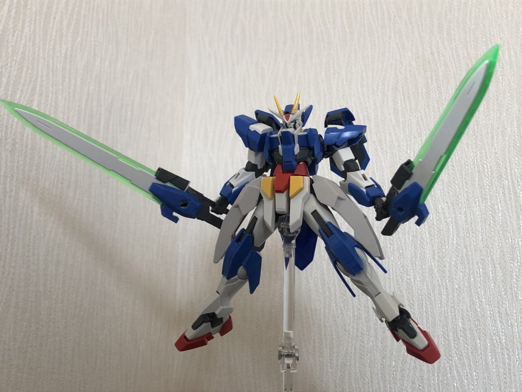 主武装のGNバスターソード改
見た目の割にGN粒子の効果で大した重さがなく、GNハンマーと同じ要領で剣が対象に当たる瞬間に重量軽減効果を解除出来る機能が剣の根本の青い部分に搭載してあり素早い取り回しで切断能力が高く当たり負けもしづらい。